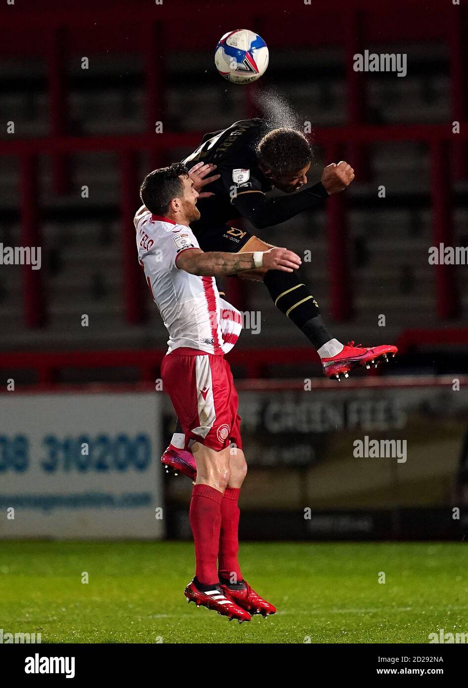 Milton Keynes les Dons Carlton Morris et Romain Vincelot de Stevenage (à gauche) se battent pour le ballon lors du match du Trophée EFL au stade Lamex, Stevenage. Banque D'Images