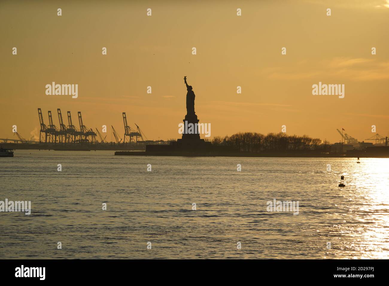 silhouette de la statue de la liberté d'hudson new york Banque D'Images