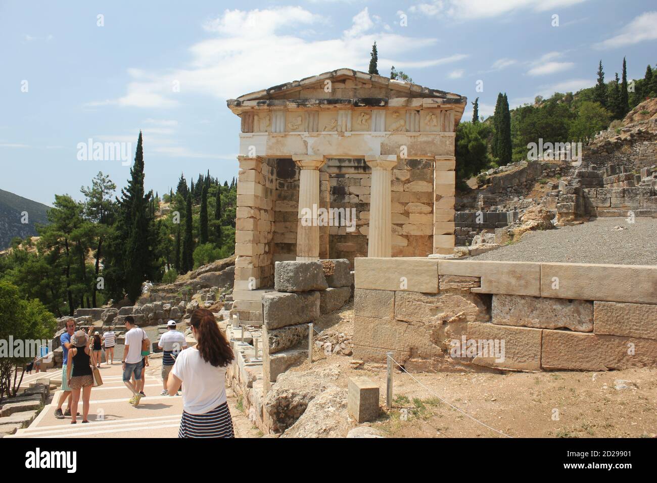 Le Trésor reconstruit d'Athènes, construit pour commémorer leur victoire à la bataille de Marathon, dans le site archéologique de Delphes en Grèce Banque D'Images