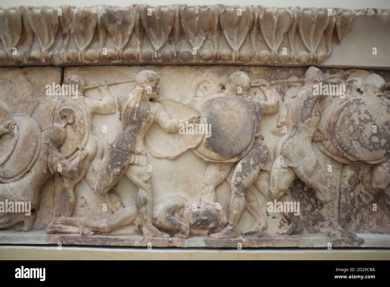 Section de la frise du Trésor des Siphniens, maintenant dans le musée archéologique de Delphes en Grèce Banque D'Images