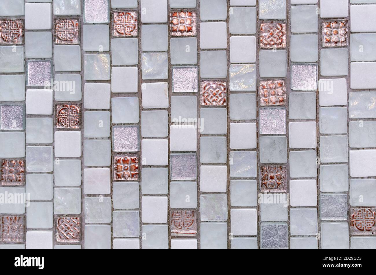 Mosaïque de carreaux de céramique avec des carrés bleus, gris et bruns. Banque D'Images