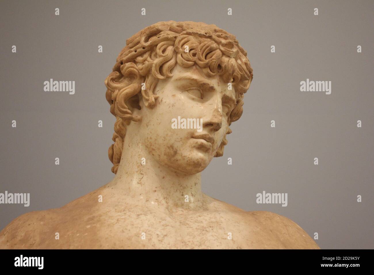 Antinous , statue de l'époque romaine dans le musée archéologique de Delphes en Grèce Banque D'Images