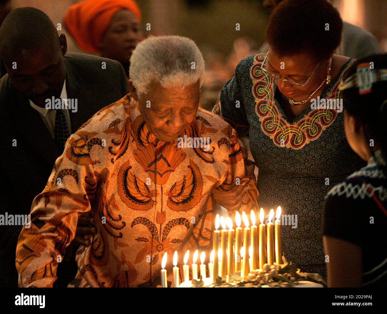 L Ancien President Sud Africain Nelson Mandela L Souffle Les Bougies Sur Son Gateau D Anniversaire Comme Le Montre Sa Femme Graca Machel Lors De Ses Celebrations Du 90e Anniversaire Dans Sa Maison A Qunu L Ancien President Sud Africain Nelson Mandela L Souffle Les Bougies Sur Son Gateau D Anniversaire Comme Le Montre Sa Femme Graca Machel Lors De Ses Celebrations Du 90e Anniversaire Dans Sa Maison A Qunu