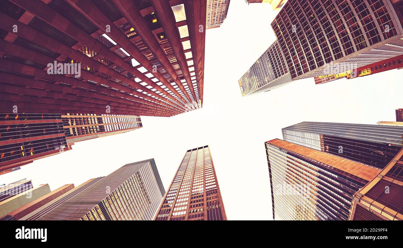 Vue sur la rangée de tours de Manhattan, couleurs appliquées, New York City, États-Unis. Banque D'Images