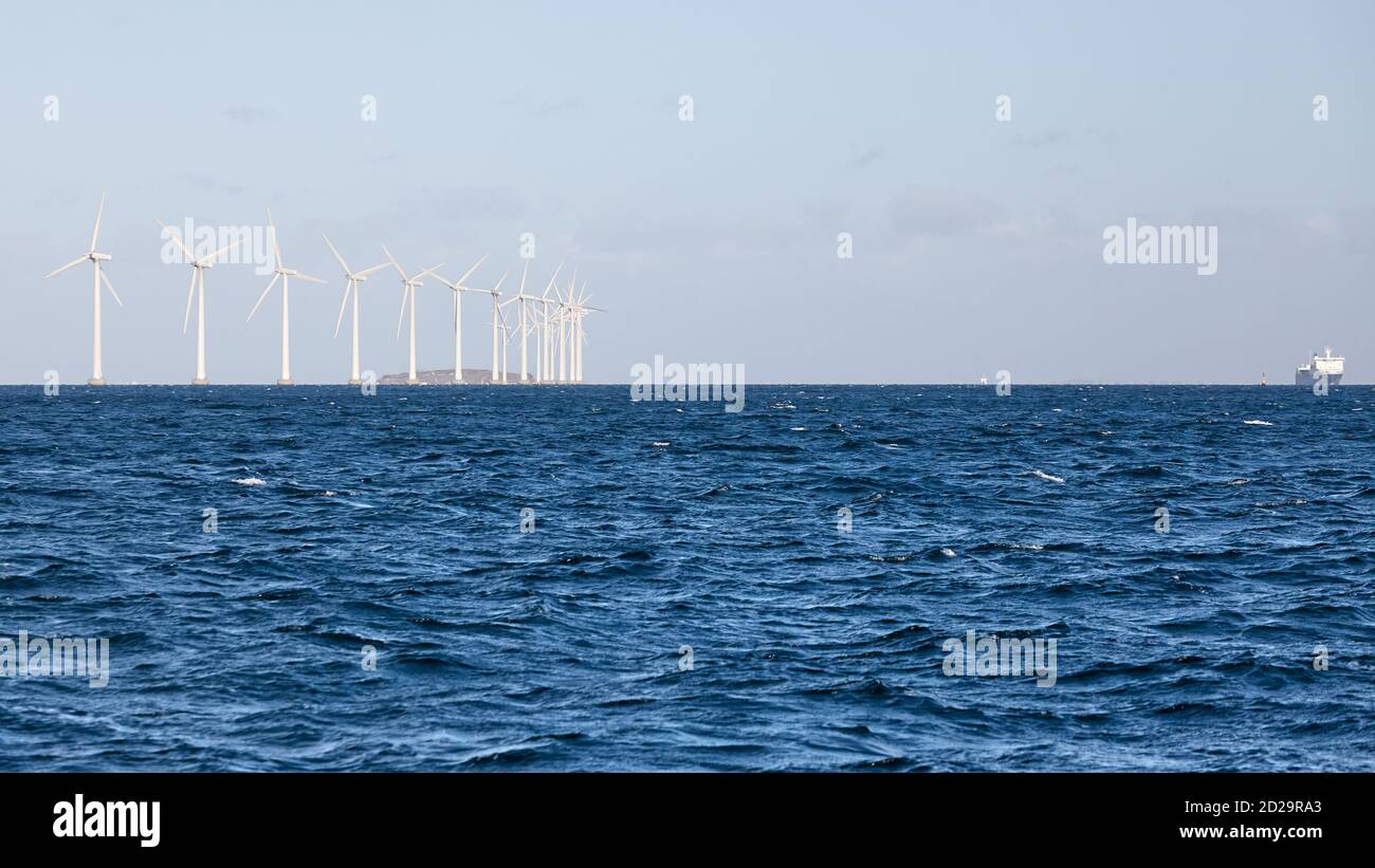 Vue panoramique sur la ferme de moulins à vent en mer. Banque D'Images