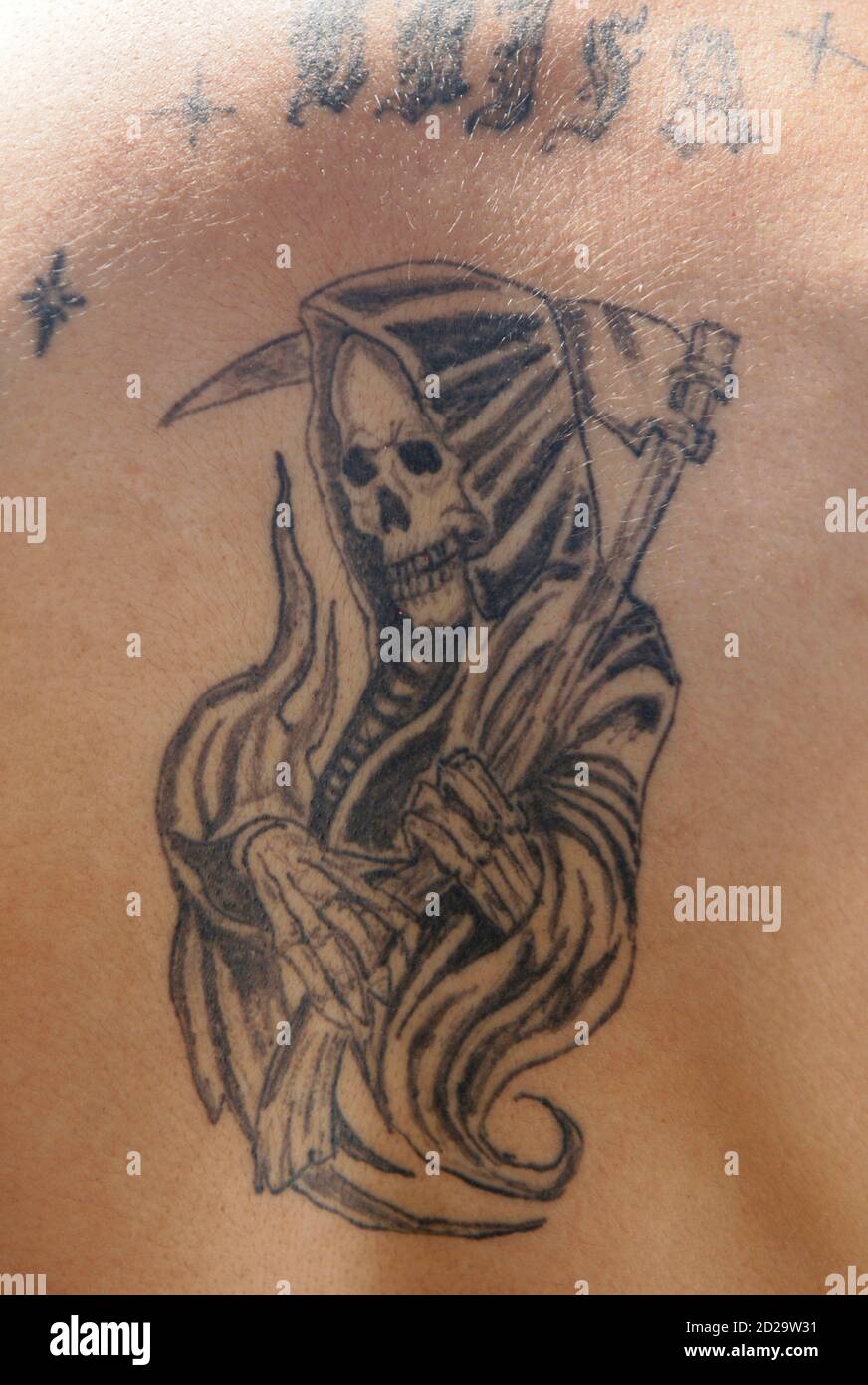 Un disciple de santa muerte (sainte mort) montre son tatouage à l'extérieur  du lieu de culte à tepito, Mexico, Mexique Photo Stock - Alamy