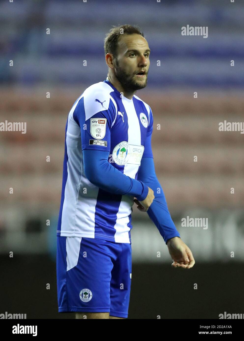DaN Gardner de Wigan Athletic lors du match de Trophée EFL au stade DW, Wigan. Banque D'Images