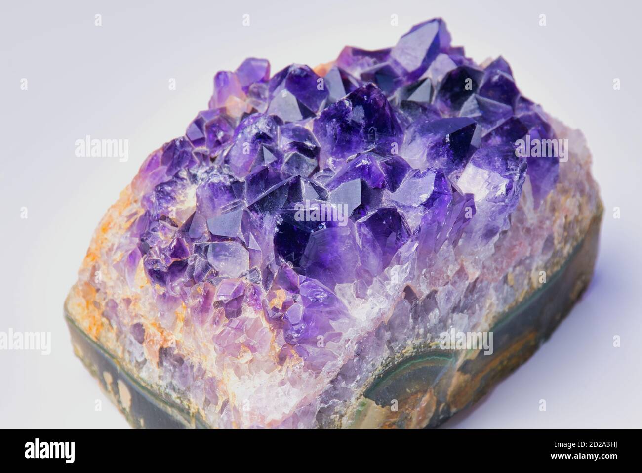 pierre gemmes améthyste violet sur fond blanc, photo couleur Banque D'Images