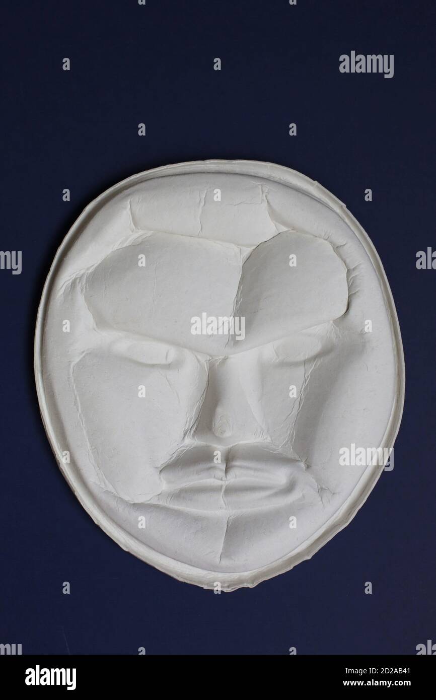 Un masque en papier massé qui déforme les fonctions. Banque D'Images