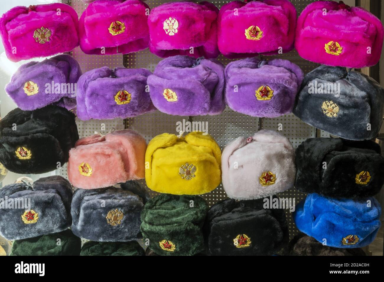 Casquettes militaires de différentes couleurs avec les armoiries de la  Russie et de l'URSS comme souvenirs de Moscou. Rangées de chapeaux d'hiver  russes de différents col Photo Stock - Alamy