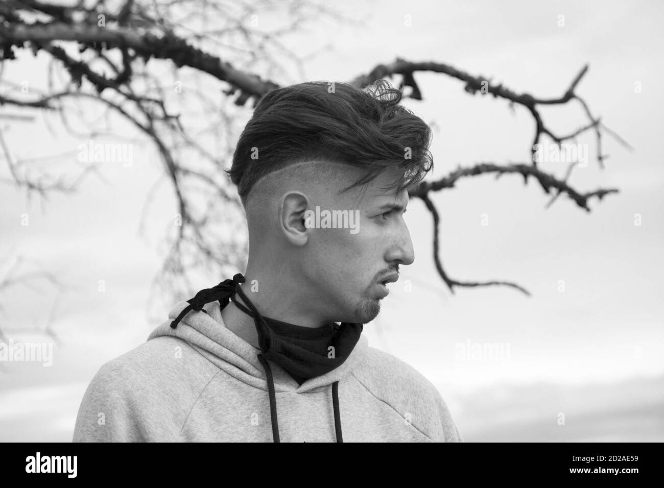 Prise de vue en niveaux de gris d'un homme caucasien qui a l'air triste Banque D'Images