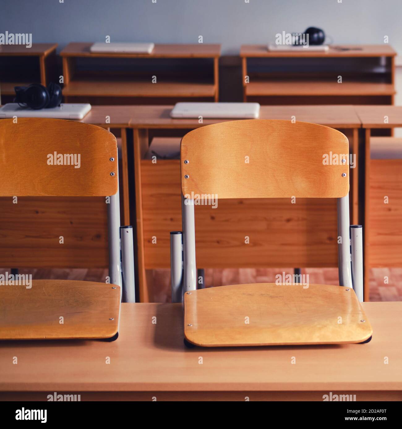 Classe informatique fermée sans élèves dans une école vide Banque D'Images