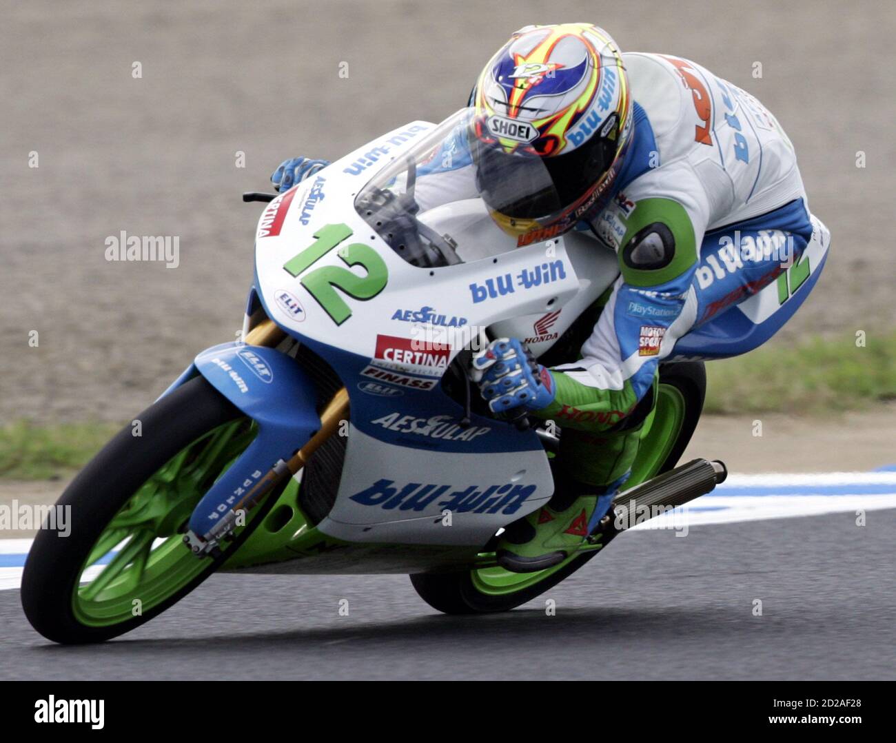 Luthi, pilote suisse de 125 cc, propulse sa Honda lors de la pratique libre  pour le Grand Prix du Japon à Motegi. Thomas Luthi, pilote suisse de 125  cc, est le moteur