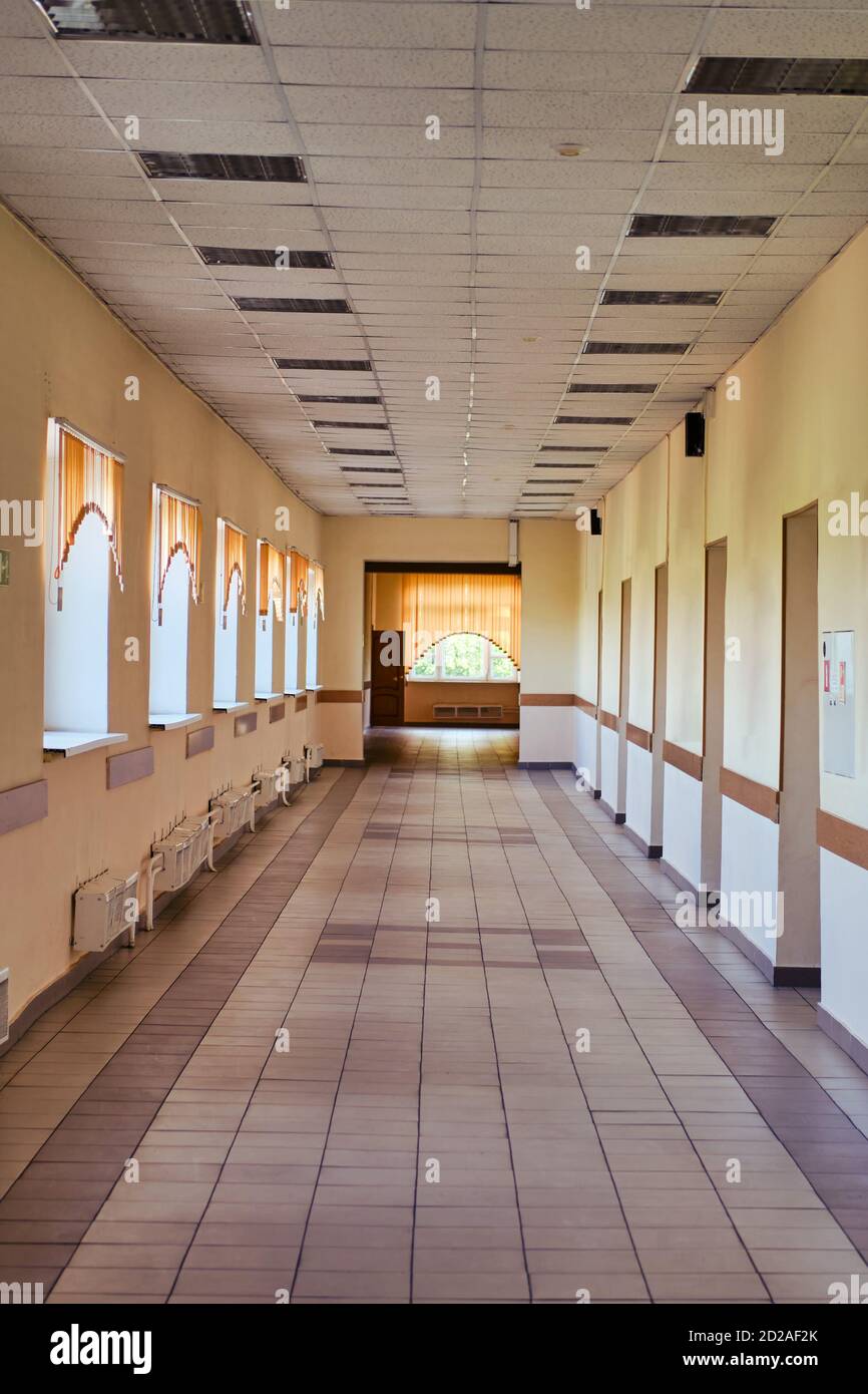 Un couloir vide dans une école secondaire. Couloir vide dans l'école du soir Banque D'Images