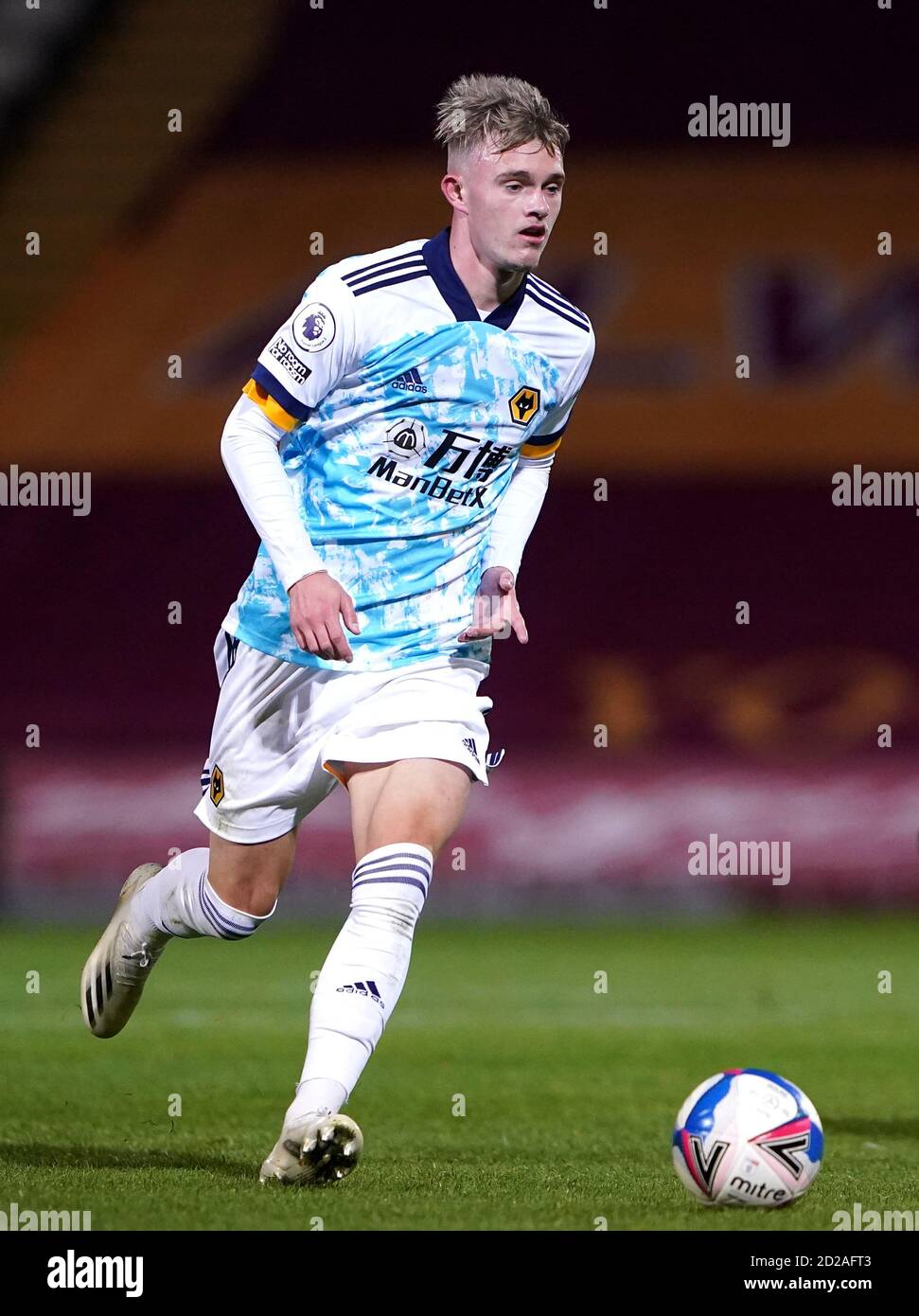 Taylor Perry de Wolverhampton Wanderers lors du match du Trophée EFL au stade énergétique Utilita, Bradford. Banque D'Images