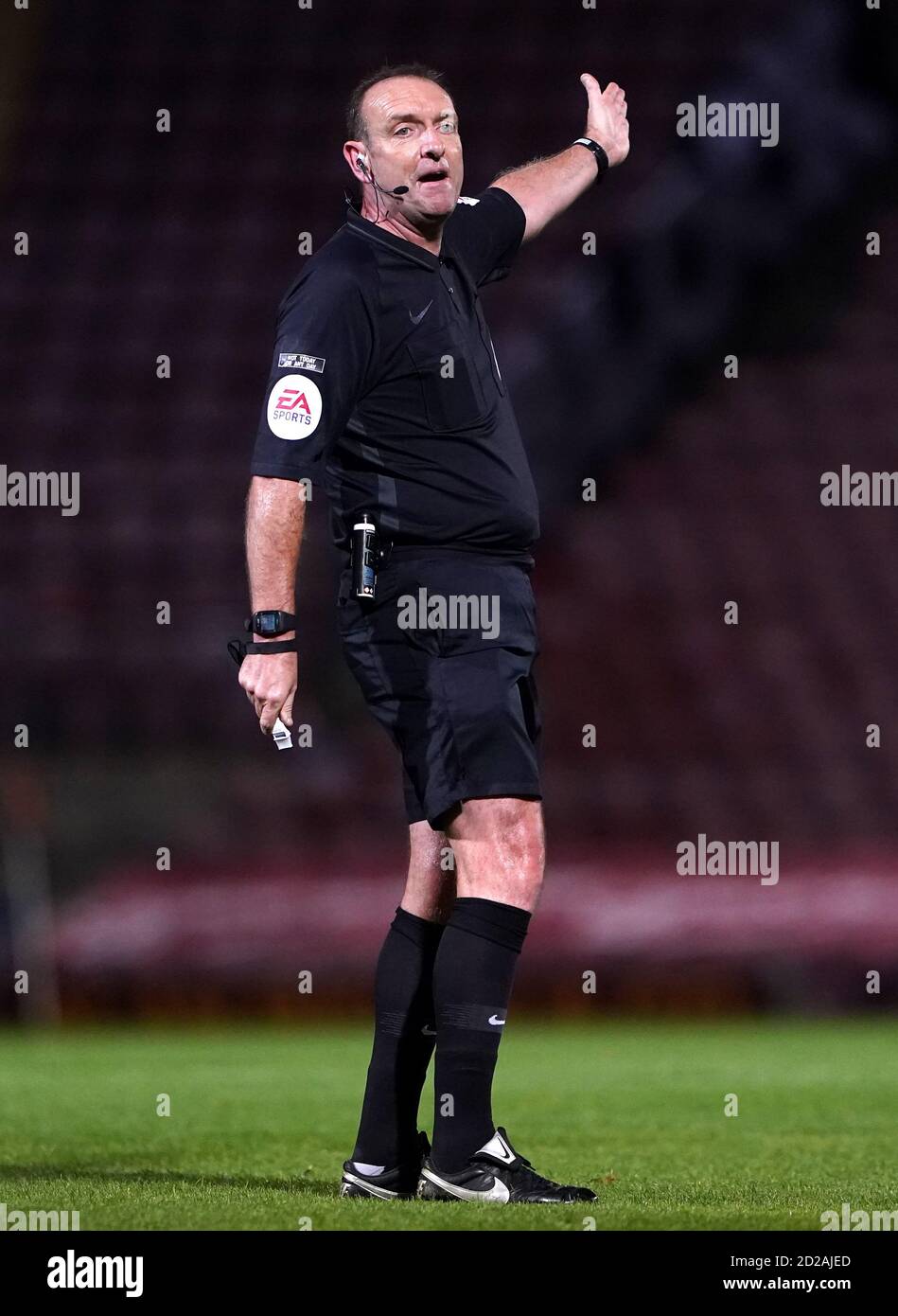 Arbitre de match Carl Boyeson lors du match de Trophée de l'EFL au stade énergétique Utilita, Bradford. Banque D'Images