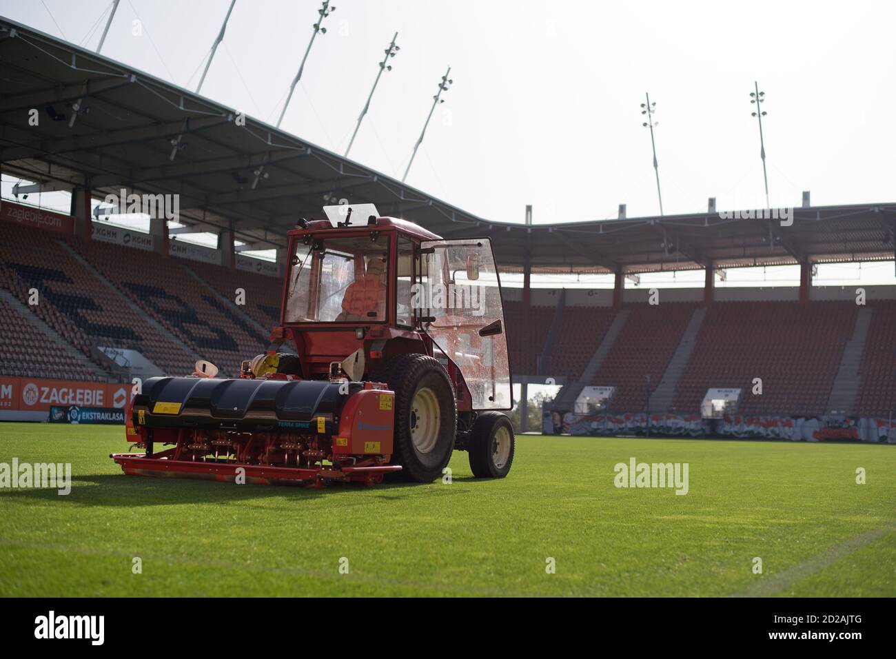 Lubin, 17 octobre 2017 : un homme dans un tracteur avec un semoir à disque semant de l'herbe sur un terrain de football au stade Zaglebie Banque D'Images