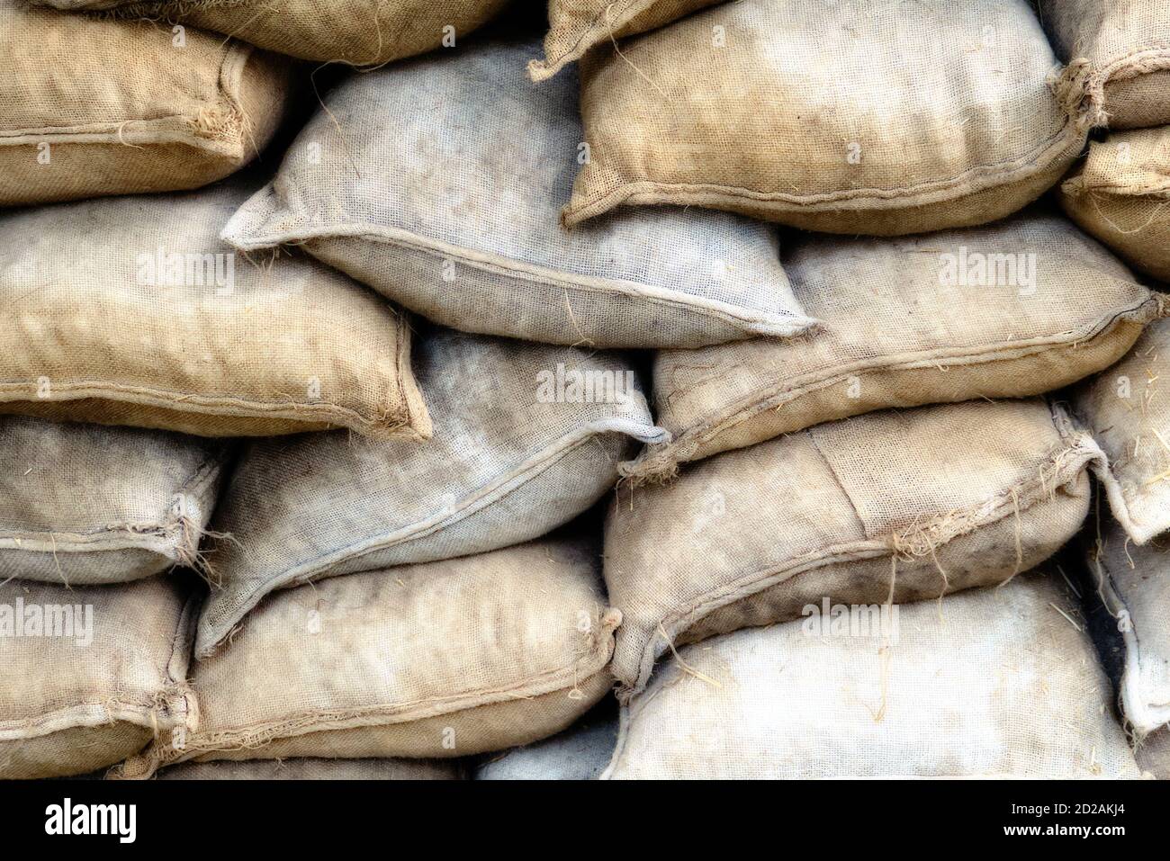 Fortification armée construction de sacs de sable. Texture de sacs rétro en toile  de jute farcis. Toile de fond poussiéreuse Photo Stock - Alamy