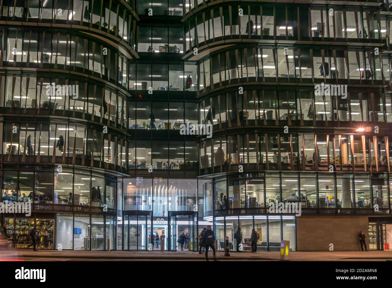 Bureaux et travailleurs de bureau la nuit au 60 Holborn Viaduct. Contient le siège social d'Amazon à Londres. Banque D'Images
