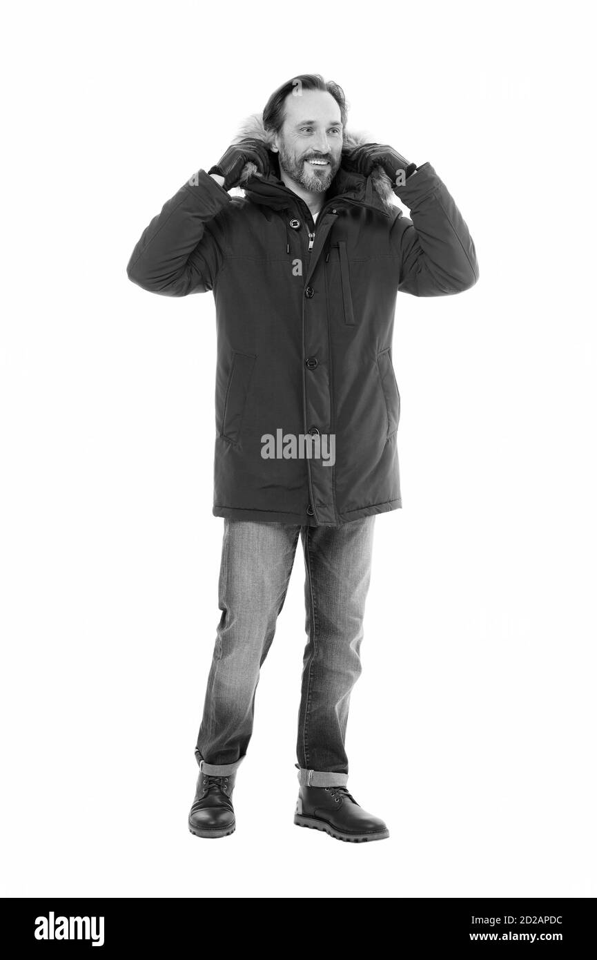 Homme mature va aller à l'extérieur. mode d'hiver mâle. Les tendances saisonnières pour les hommes à la mode. l'homme en rouge parka isolé sur blanc. hiver concept. Prêt pour n'importe quel temps. hiver froid climat. Banque D'Images