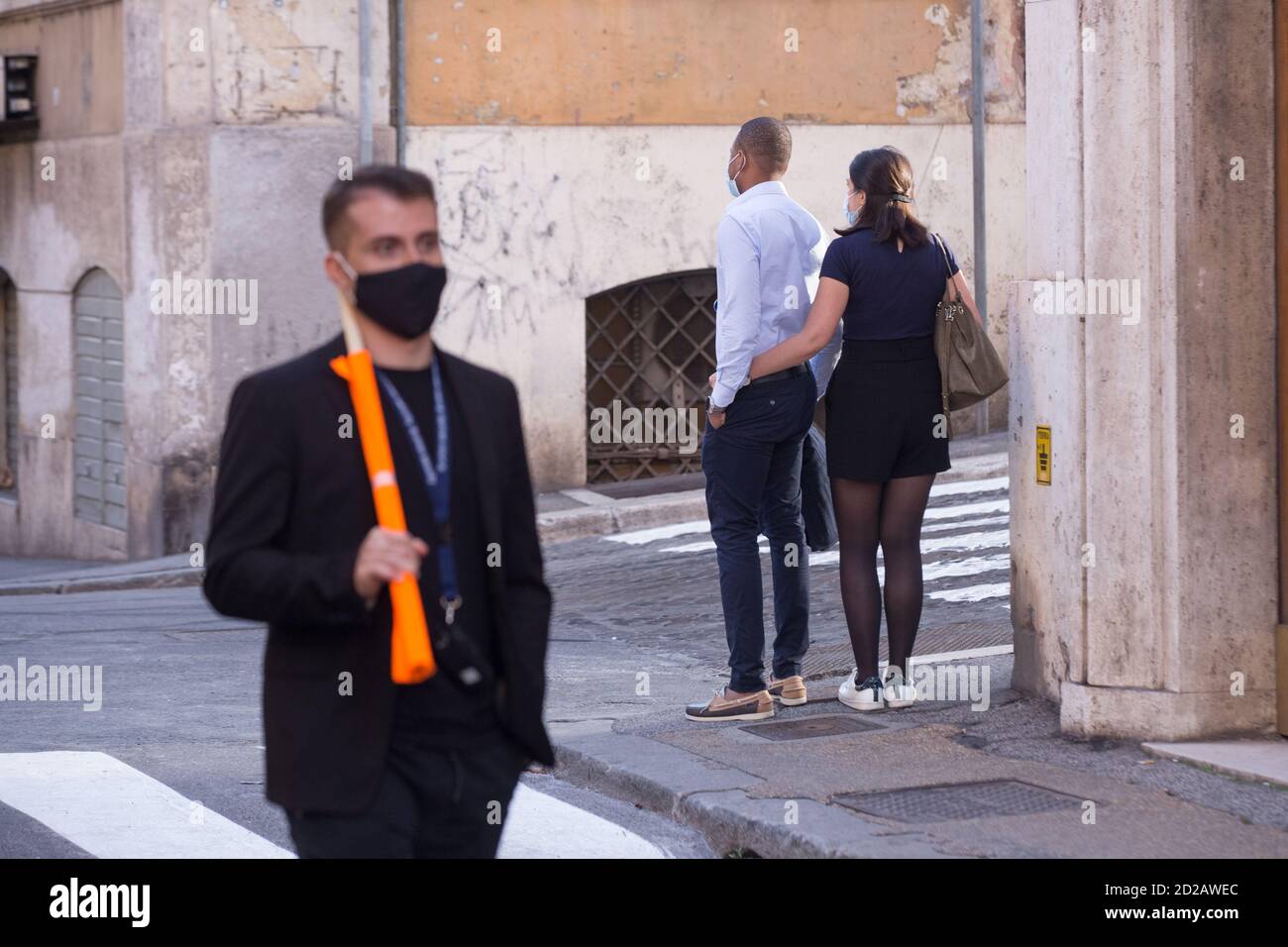 Rome, Italie. 06e octobre 2020. Le tournage du film 'la mission impossible 7' a commencé aujourd'hui à Rome, avec l'acteur américain Tom Cruise sur le set conduisant sa voiture dans le quartier de Monti, dans la via Panisperna. (Photo de Matteo Nardone/Pacific Press) crédit: Pacific Press Media production Corp./Alay Live News Banque D'Images