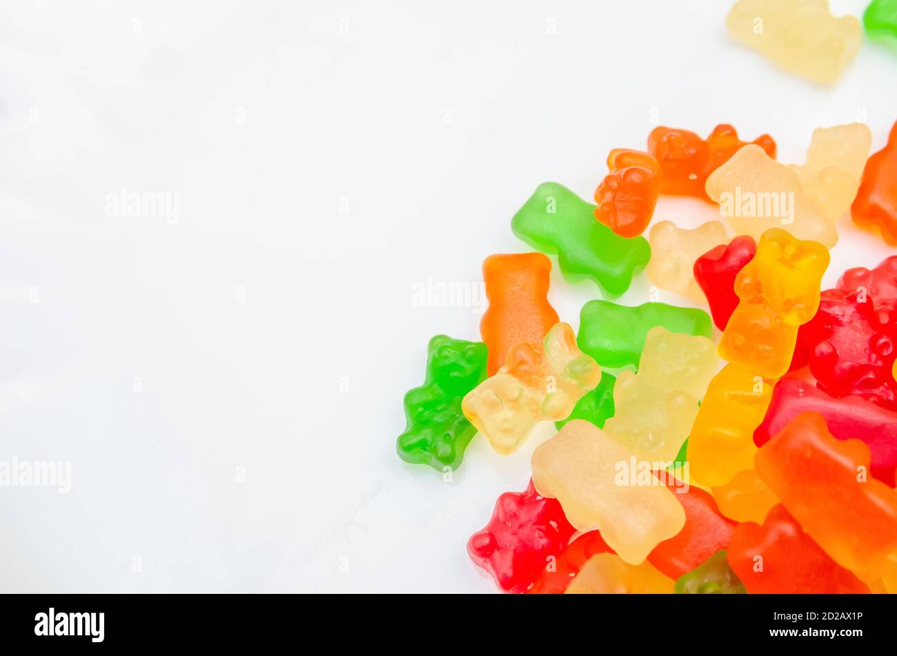 Beaucoup d'ours en gelée multicolores colorés sur un fond bleu, macro Banque D'Images