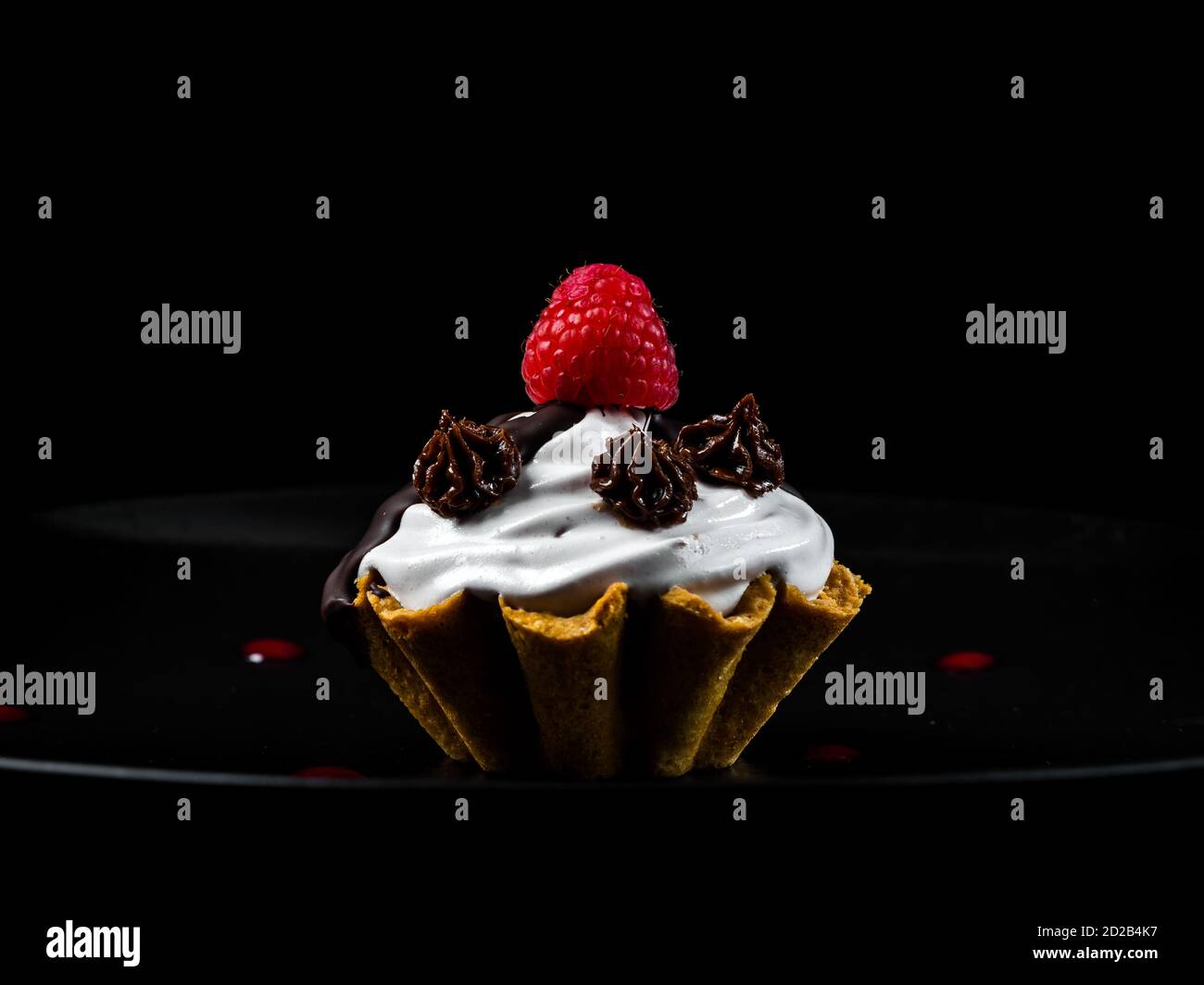 Gâteau délicieux et délicat à la framboise. Cuisine russe. Dessert au restaurant. Nourriture. Isolé sur fond noir. Banque D'Images