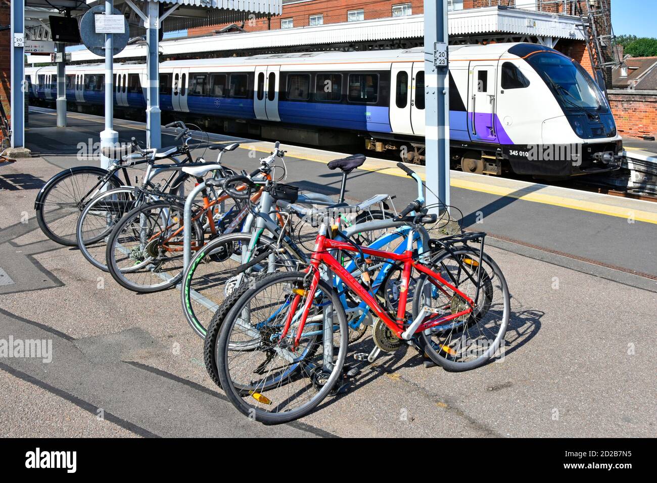 Parking sur plateforme pour vélos de navetteurs à vélo Gare locale train Crossrail en direction de Londres à Shenfield Brentwood Essex Royaume-Uni Banque D'Images