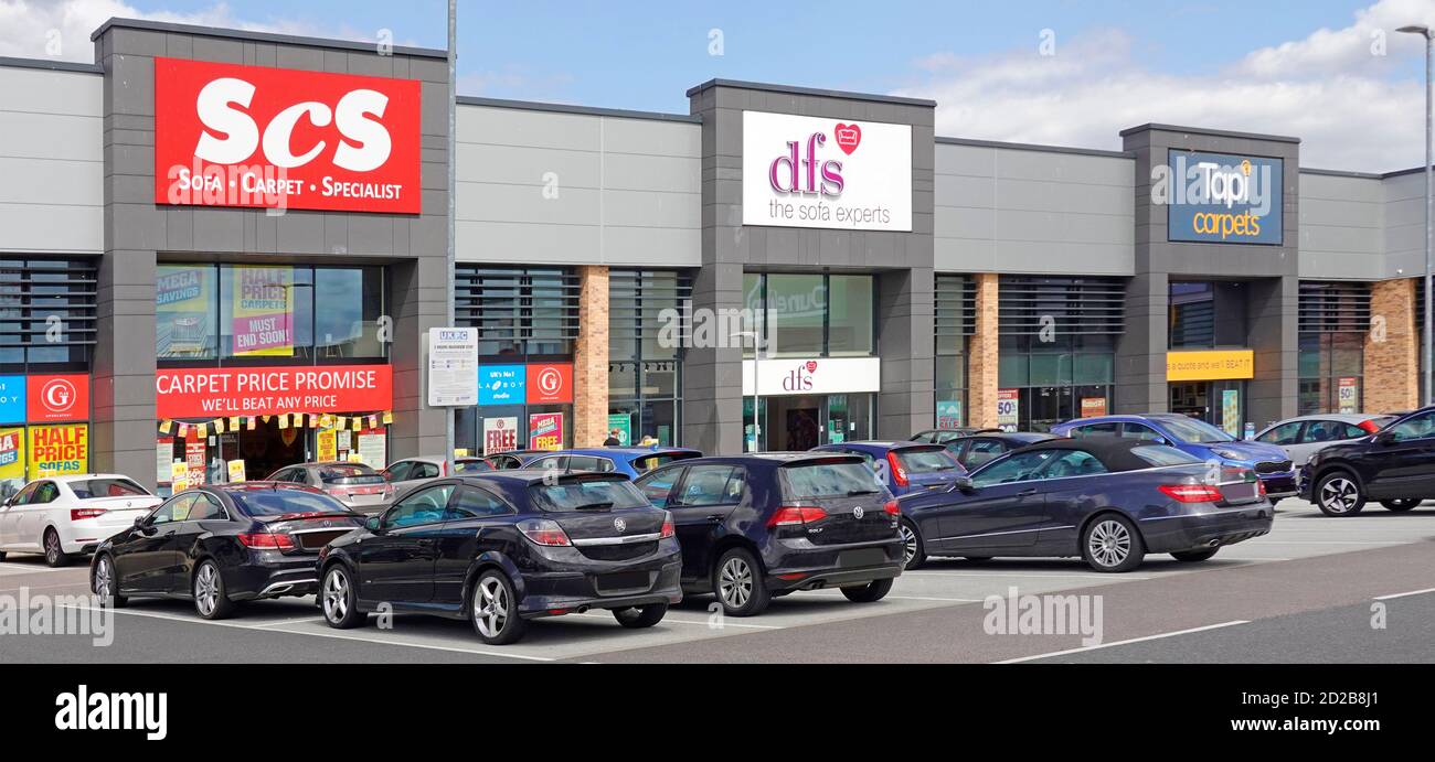 Parking gratuit à l'extérieur des magasins d'affaires SCS et dfs avec Voir les panneaux de façade qui vendent des canapés et des tapis dans la tour de l'horloge Retail Park Chelmsford Essex Angleterre Royaume-Uni Banque D'Images