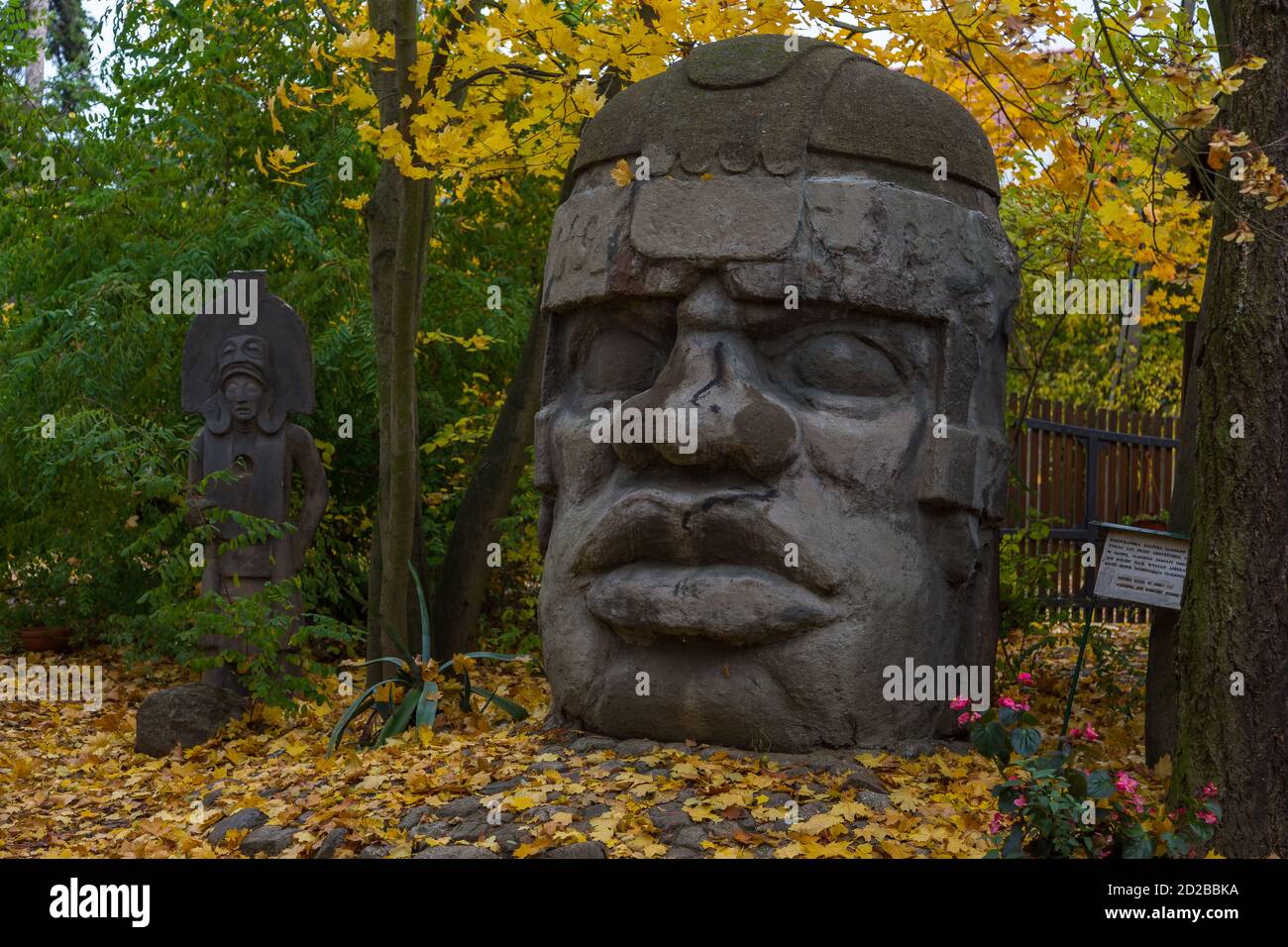 Puszczykowo, Pologne- 23 octobre 2015 : copie de la sculpture Olmec Head dans le jardin de la tolérance au musée Arkady Fiedler. Banque D'Images