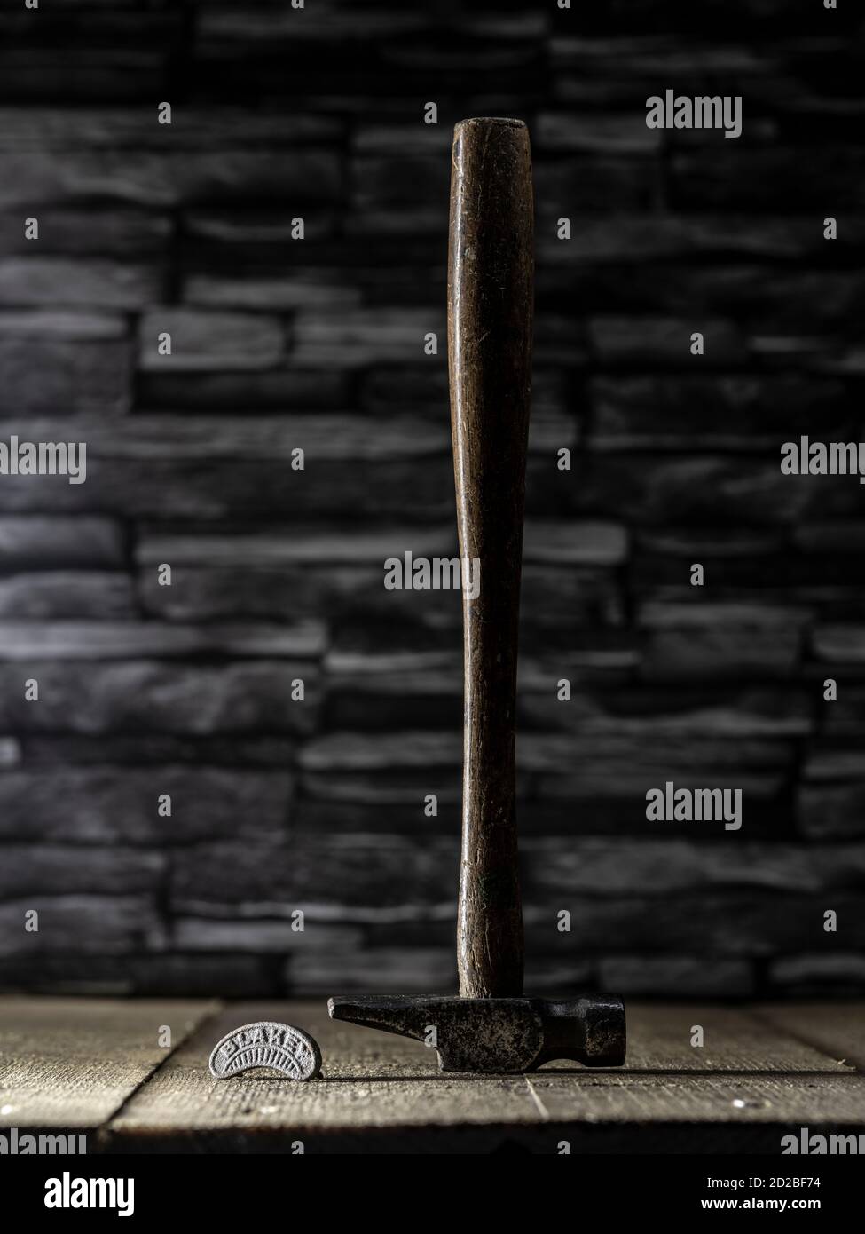 Vintage Cobblers Hammer & Blakey talon compensé sur fond d'ardoise sur les panneaux de plancher en bois, peinture légère Banque D'Images