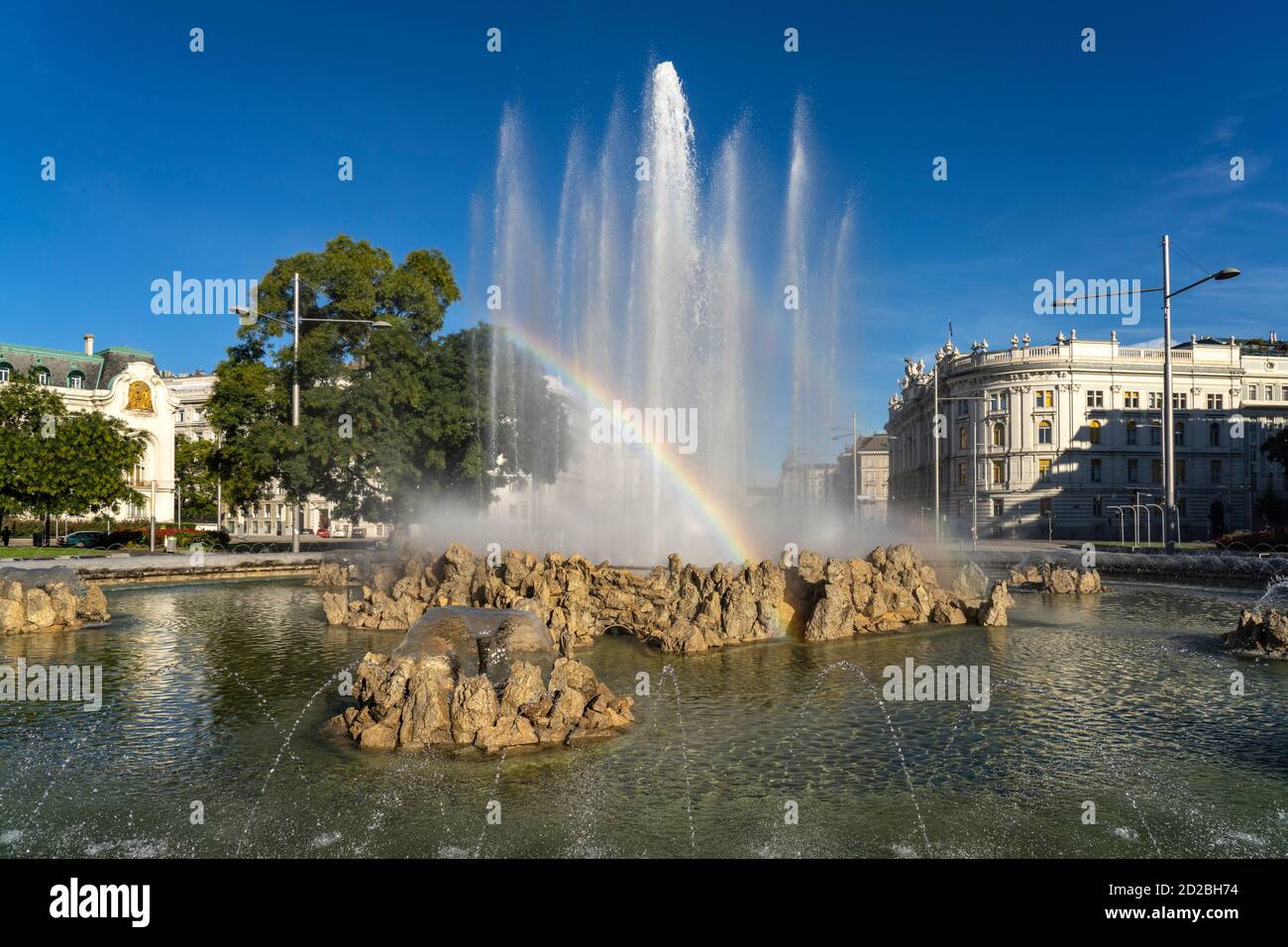 Der Hochstrahlbrunnen am Schwarzenbergplatz à Wien, Österreich, Europa | Fontaine Hochstrahlbrunnen sur la place Schwarzenbergplatz à Vienne, Autriche Banque D'Images
