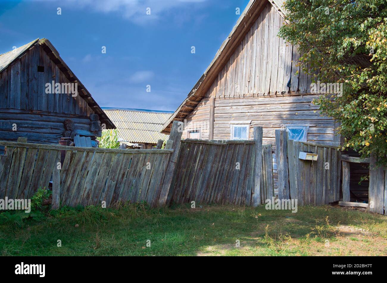 Ancienne maison de village en bois quelque part dans l'arrière-pays De l'ex-URSS Banque D'Images