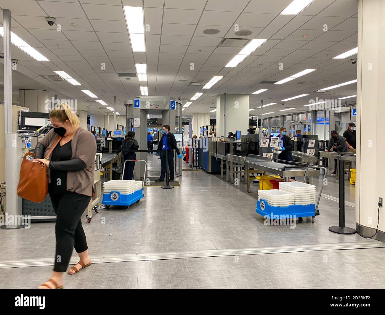 Orlando,FL/USA-10/2/20: Personnes passant par l'aéroport international d'Orlando MCO TSA sécurité lors d'une journée chargée. Banque D'Images