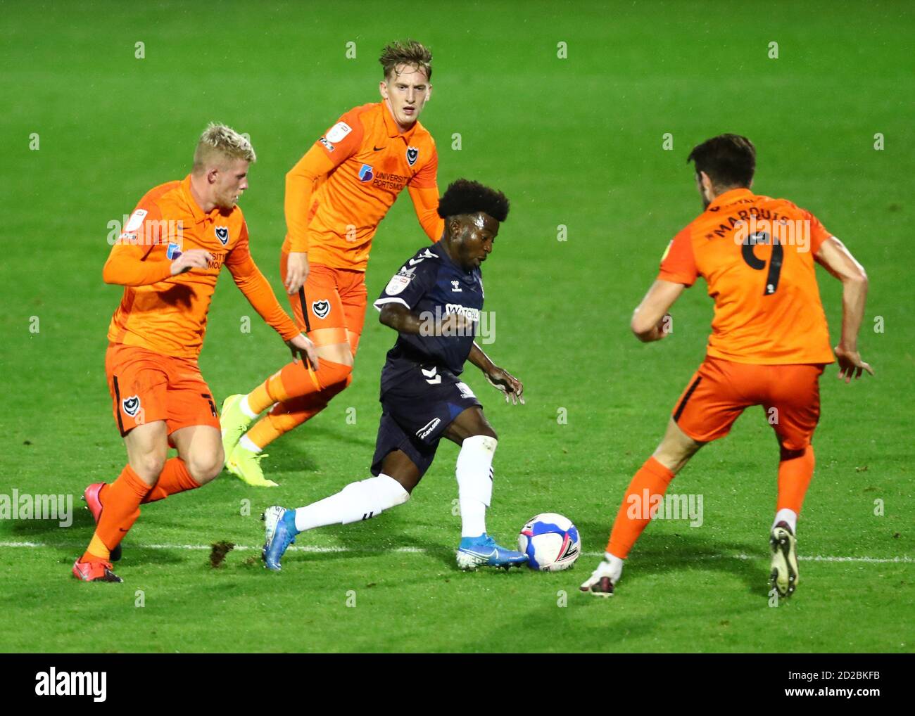 SOUTHEND ON SEA, ANGLETERRE. 06E OCT 2020 Terrell Egbri, de Southend United, prend la tête de John Marquis de Portsmouth lors du match de Trophée de l'EFL entre Southend United et Portsmouth, à Roots Hall, Southend, le mardi 6 octobre 2020. (Crédit : Jacques Feeney | MI News) Banque D'Images