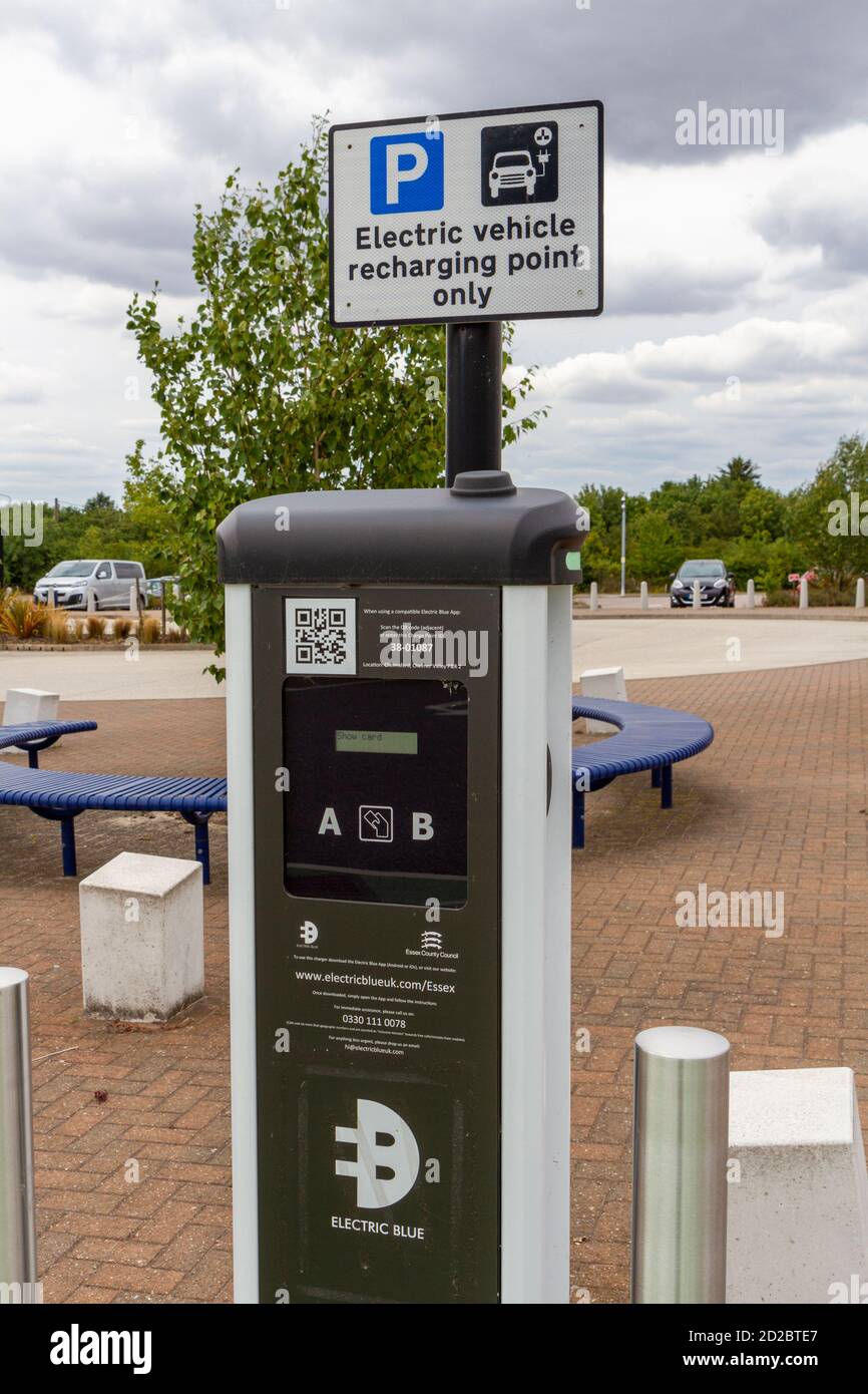 Point de recharge de voiture Electric Blue au parc de stationnement et d'attraction Sandon, à l'extérieur de Chelmsford, Essex, Royaume-Uni. Banque D'Images