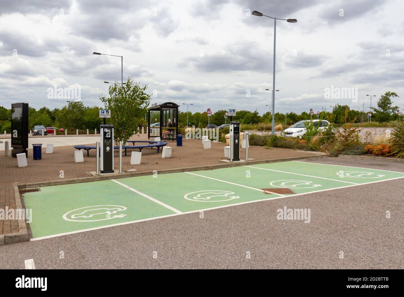 Places de parking Electric Blue au Sandon Park & Ride car Park, à l'extérieur de Chelmsford, Essex, Royaume-Uni. Banque D'Images