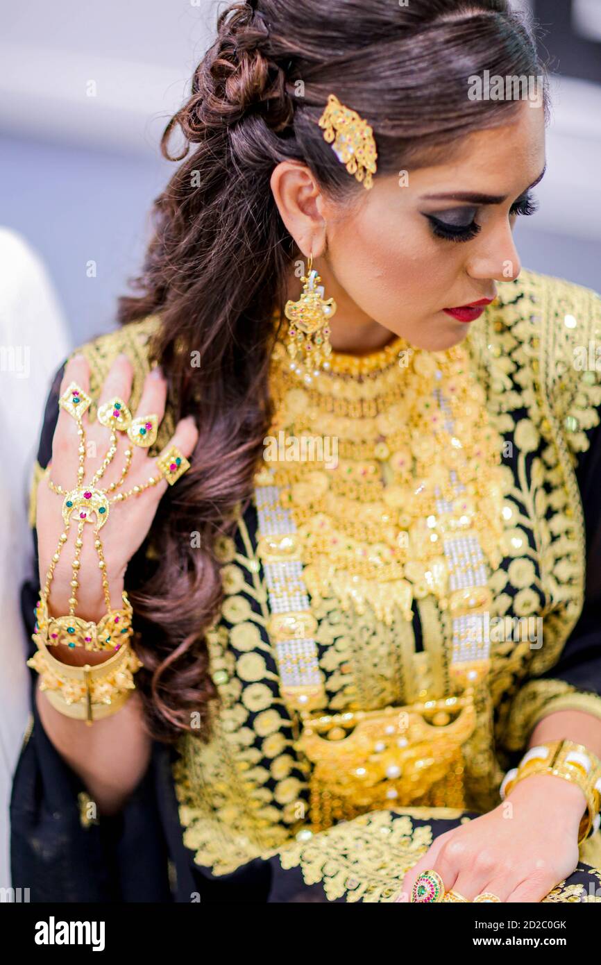 Femme arabe en robe traditionnelle avec bijoux traditionnels Photo Stock -  Alamy