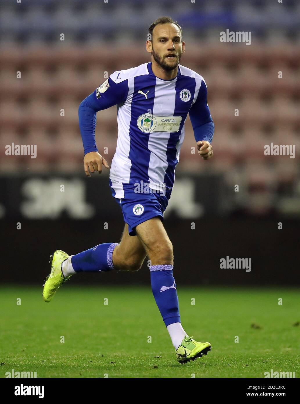 DaN Gardner de Wigan Athletic lors du match de Trophée EFL au stade DW, Wigan. Banque D'Images