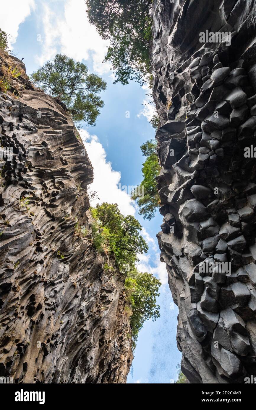 Rochers de basalte et eau vierge des gorges d'Alcantara en Sicile, Italie Banque D'Images