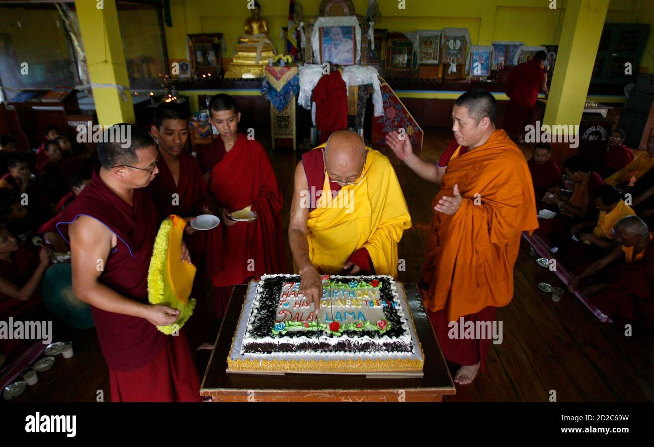 Les Moines Tibetains Ont Coupe Un Gateau Lors Des Celebrations Du 73e Anniversaire De Leur Chef Spirituel Le Dalai Lama Dans Un Monastere Situe A La Peripherie De La Ville Indienne De