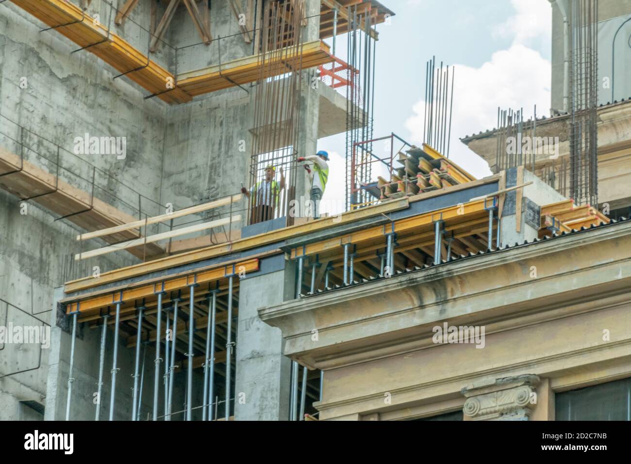 Tbilissi, Géorgie - juin 28 2019 : les constructeurs installent des piles sur la maison. Construction de maisons. Concept de construction Banque D'Images