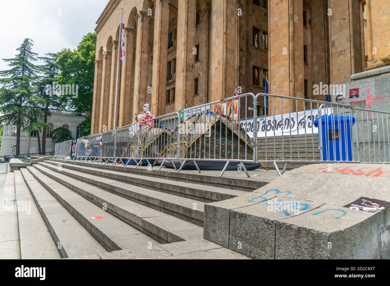 Tbilissi, Géorgie - 28 juin 2019. Manifestations pacifiques près du Parlement de Tbilissi par temps ensoleillé. Banque D'Images