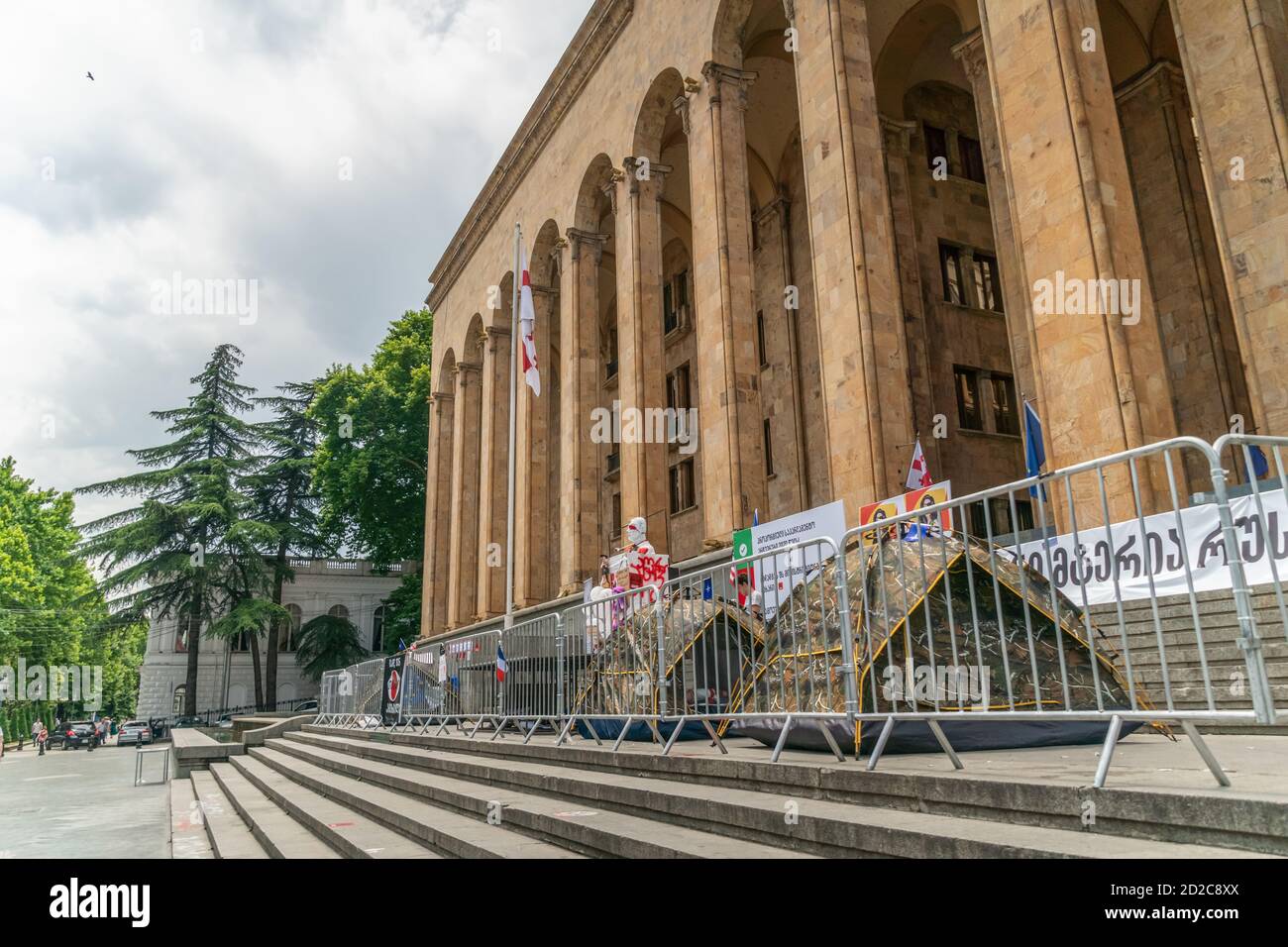 Tbilissi, Géorgie - 28 juin 2019. Manifestations pacifiques près du Parlement de Tbilissi par temps ensoleillé. Banque D'Images