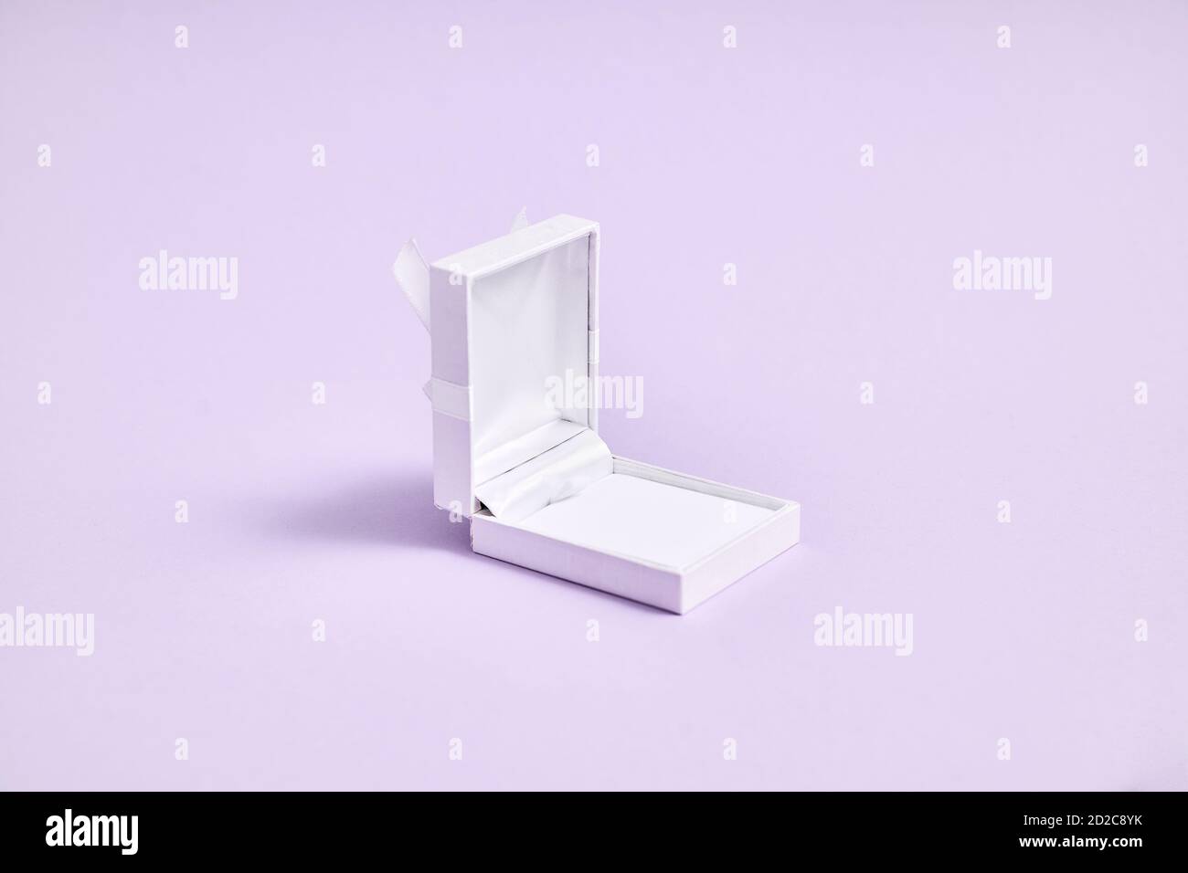 Boîte de sonnerie blanche vide ouverte. Proposition à noël. Bijoux de Saint-Valentin Banque D'Images