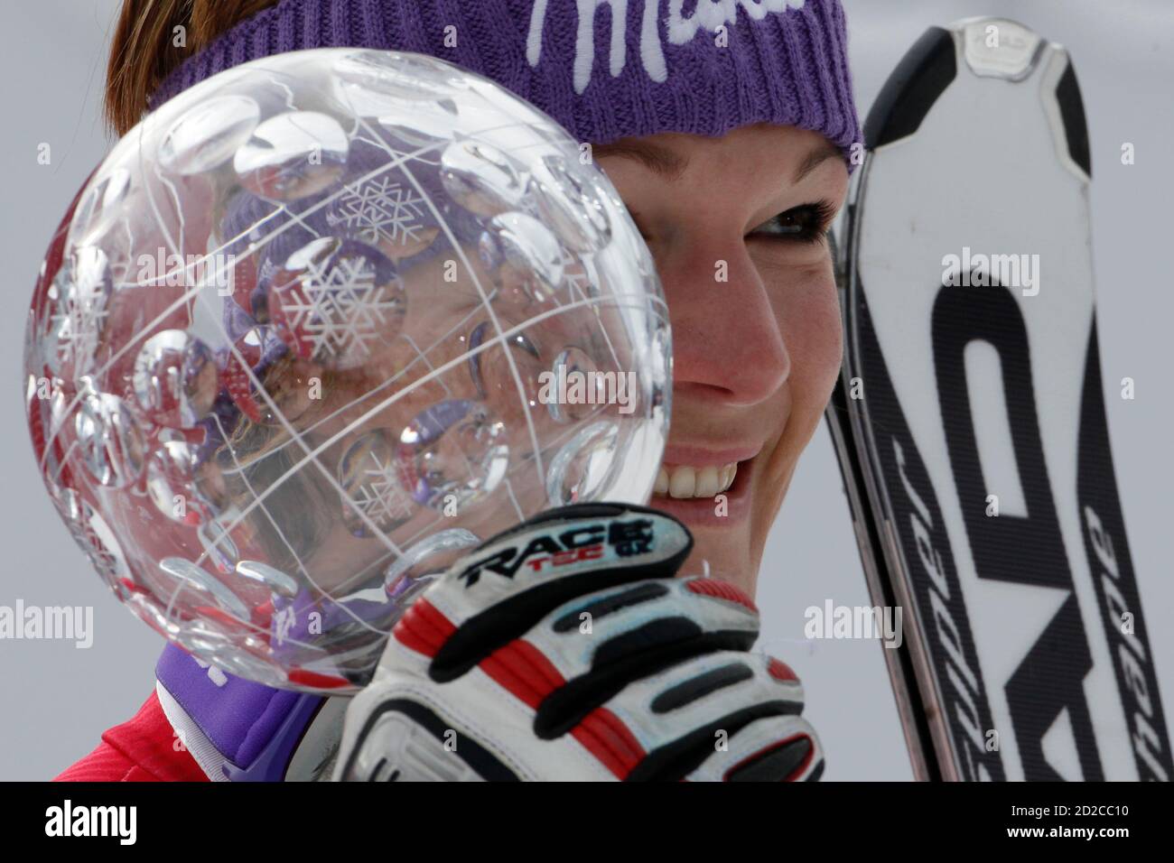 Maria Riesch, d'Allemagne, pose avec le trophée féminin de la coupe du monde de ski alpin de Slalom lors de la finale de la saison à Garmisch-Partenkirchen le 13 mars 2010. REUTERS/Wolfgang Rattay (SKI DE SPORT EN ALLEMAGNE) Banque D'Images