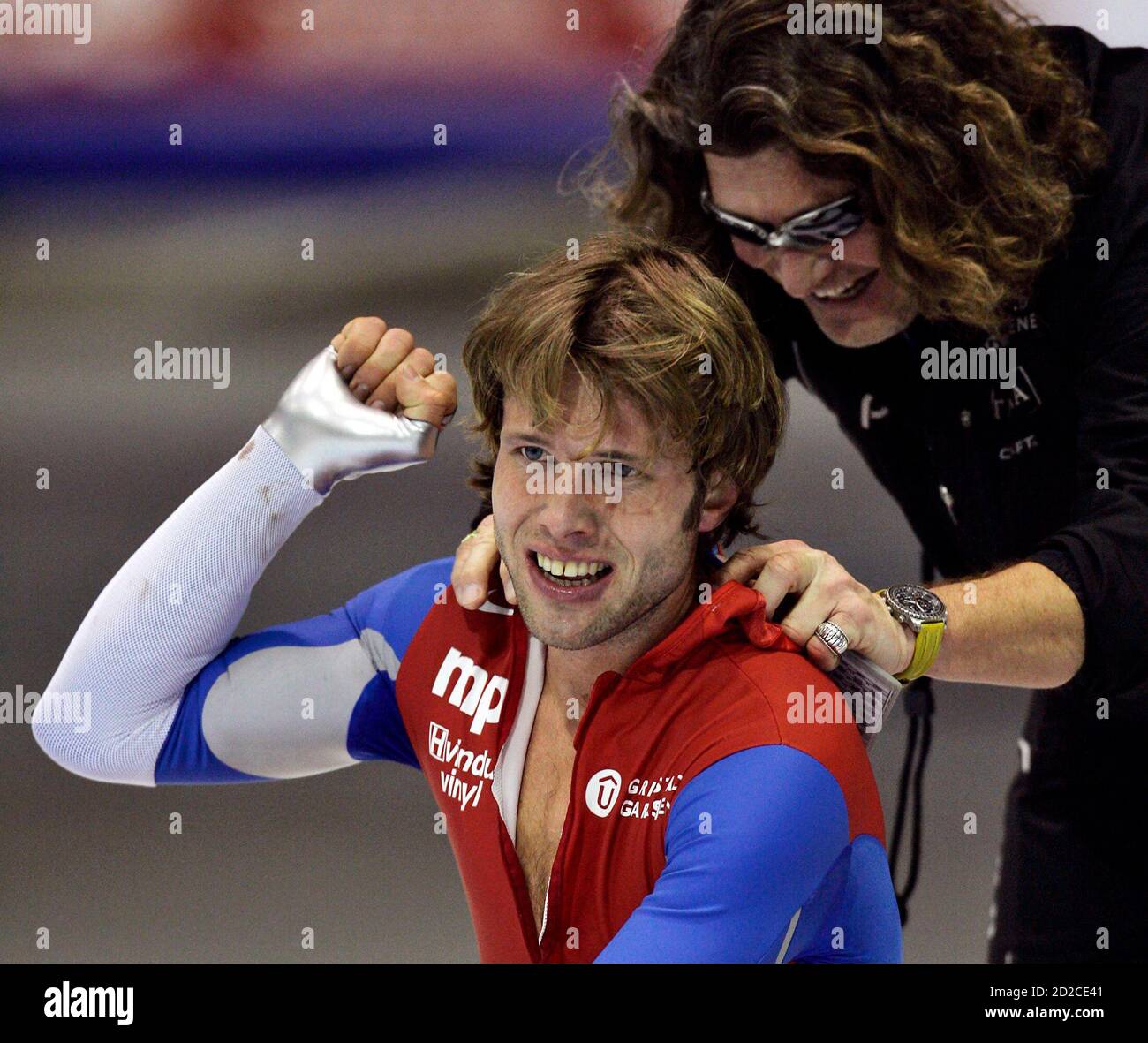 Eskil Ervik of Norway reacts with coach Peter Muller after the 10000-metre  speedskating race at the ISU World Cup at the Thialf Stadium in Heerenveen,  the Netherlands December 4, 2005. REUTERS/Michael Kooren
