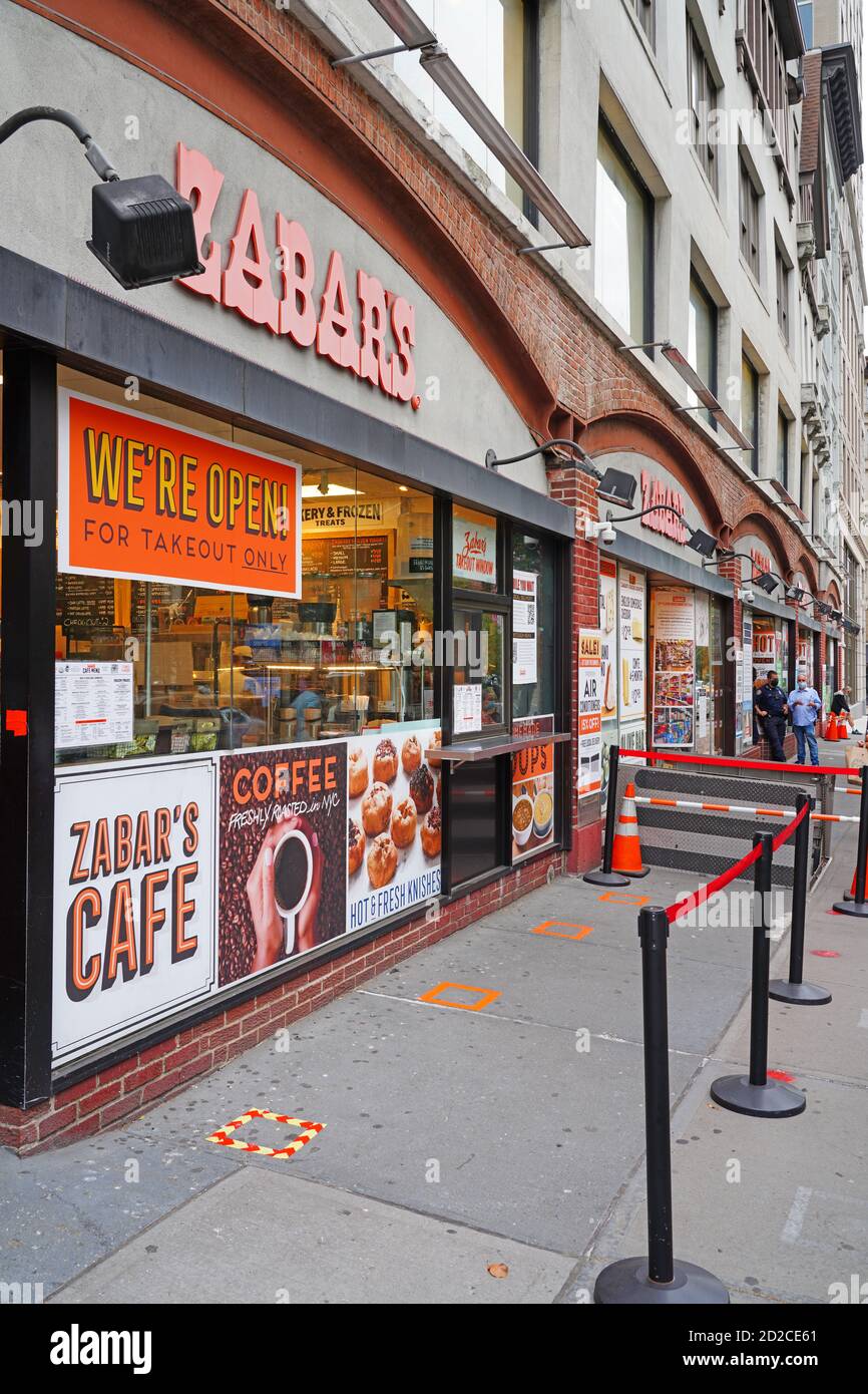 NEW YORK, NY -27 SEP 2020- vue de Zabars, un magasin de spécialités alimentaires situé sur Broadway, dans l'Upper West Side de Manhattan. Il est célèbre pour son deli a Banque D'Images