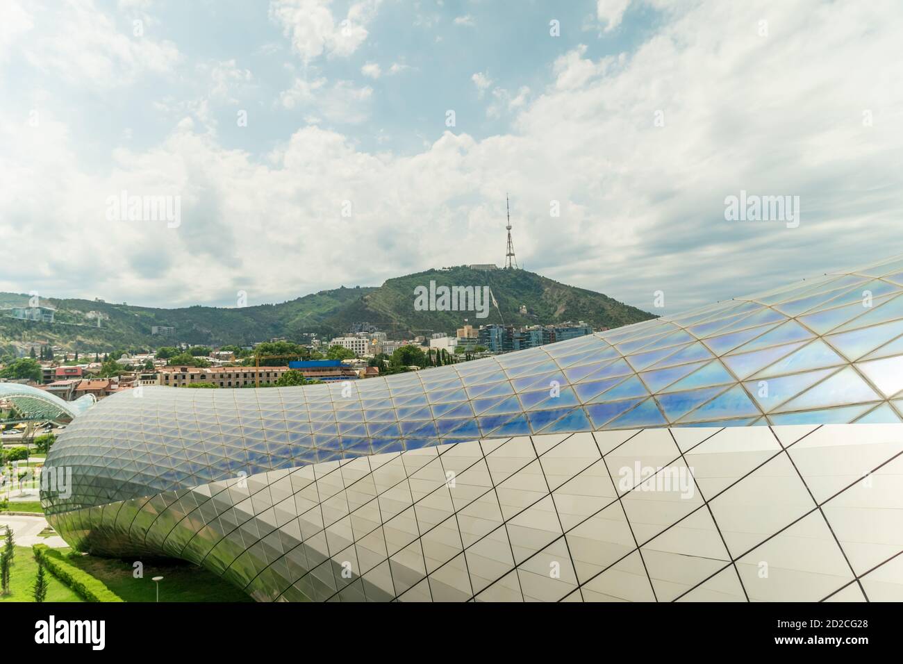 Vue latérale d'un bâtiment moderne d'un complexe culturel à Rick Park à Tbilissi, Géorgie, par beau temps Banque D'Images