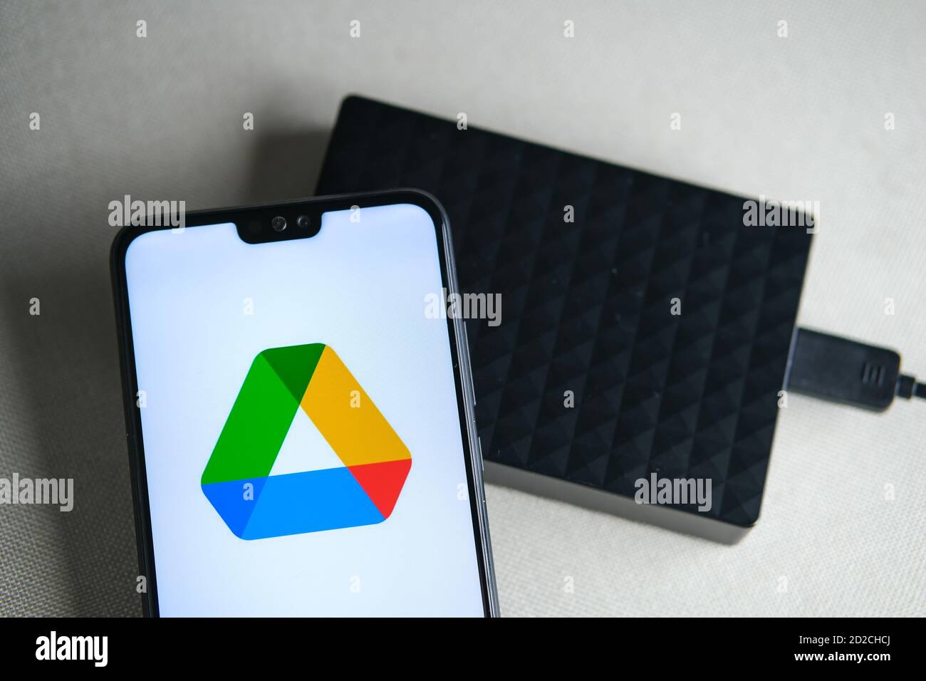 Stafford / Royaume-Uni - octobre 6 2020: Nouveau logo rebaptisé Google Drive vu sur l'écran de la smartphonequi est placé à côté de portable dur Banque D'Images